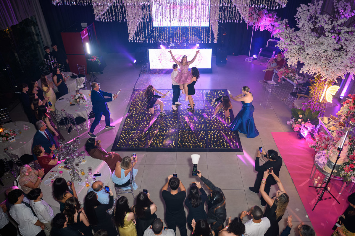 79. Vista de cima da apresentação da debutante na pista de dança
