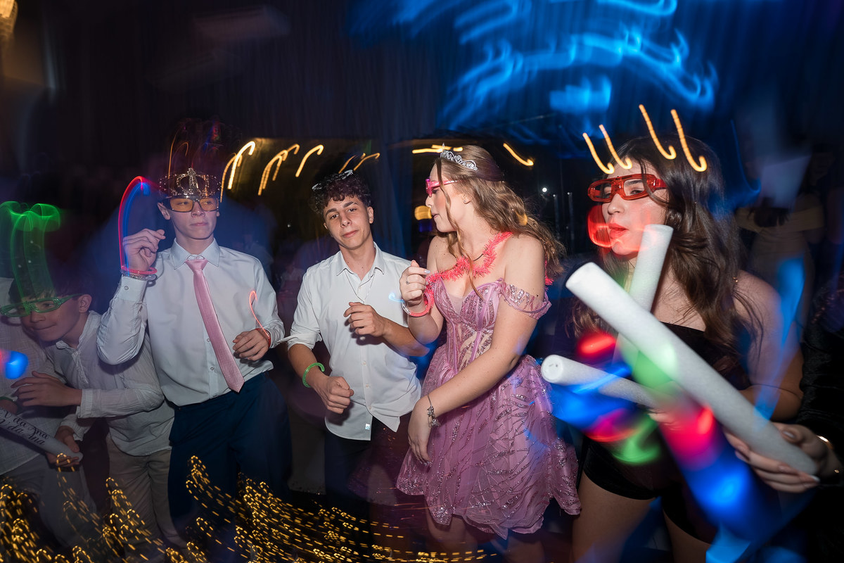 81. Debutante e amigos em fotografia com arrasto e rastros de luz

