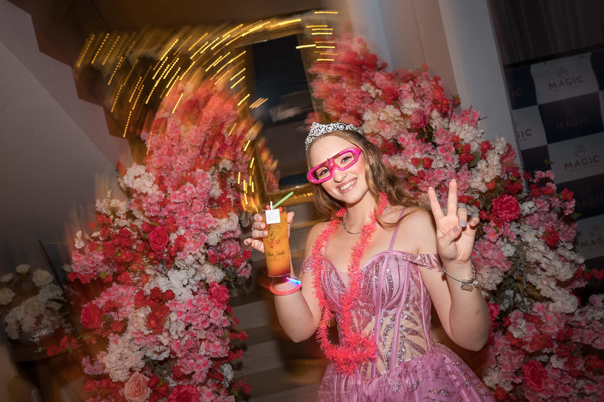 82. Debutante com acessórios divertidos durante a pista da festa de 15 anos
