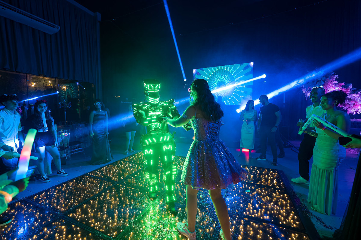 83. Debutante diante de robô de LED verde e feixes de luz
