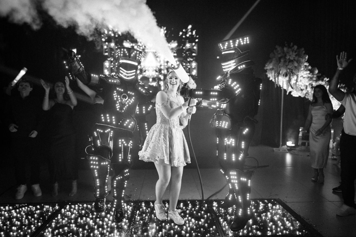 85. Debutante e robôs de LED em fotografia preto e branco

