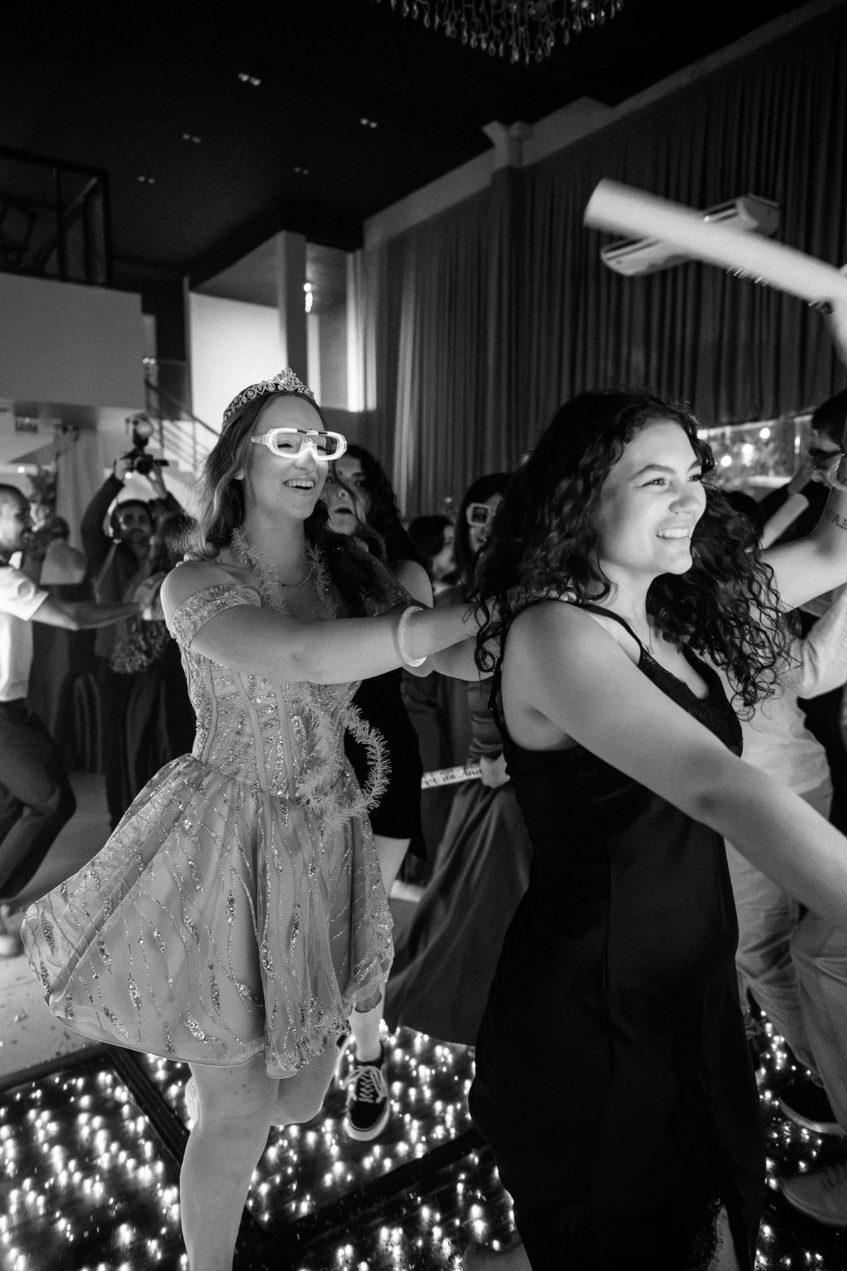 88. Debutante e convidados em fotografia preto e branco na pista de dança
