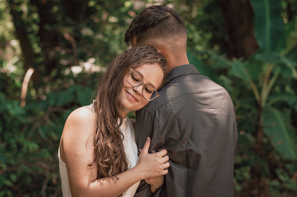 fotografia-casal-homem-de-costas-mulher-de-frente