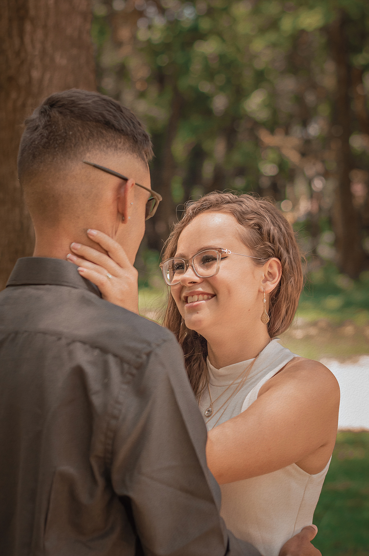 fotografia-casal-mulher-olhando-parahomem-sorrindo