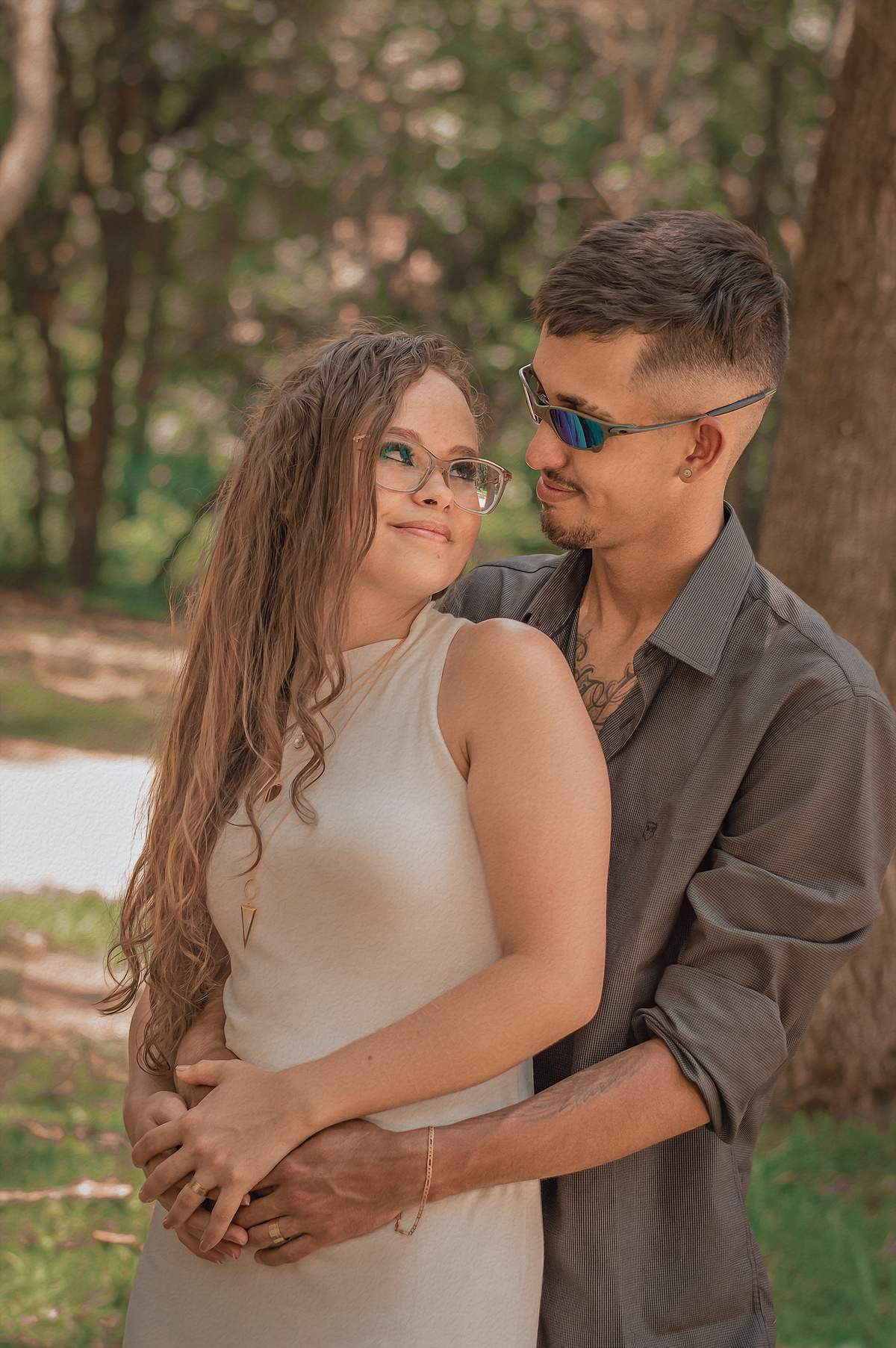 fotografia-casal-se-olhando-na-natureza