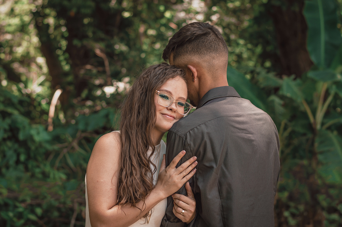 fotografia-casal-mulher-segurando-n0-braço-do-homem