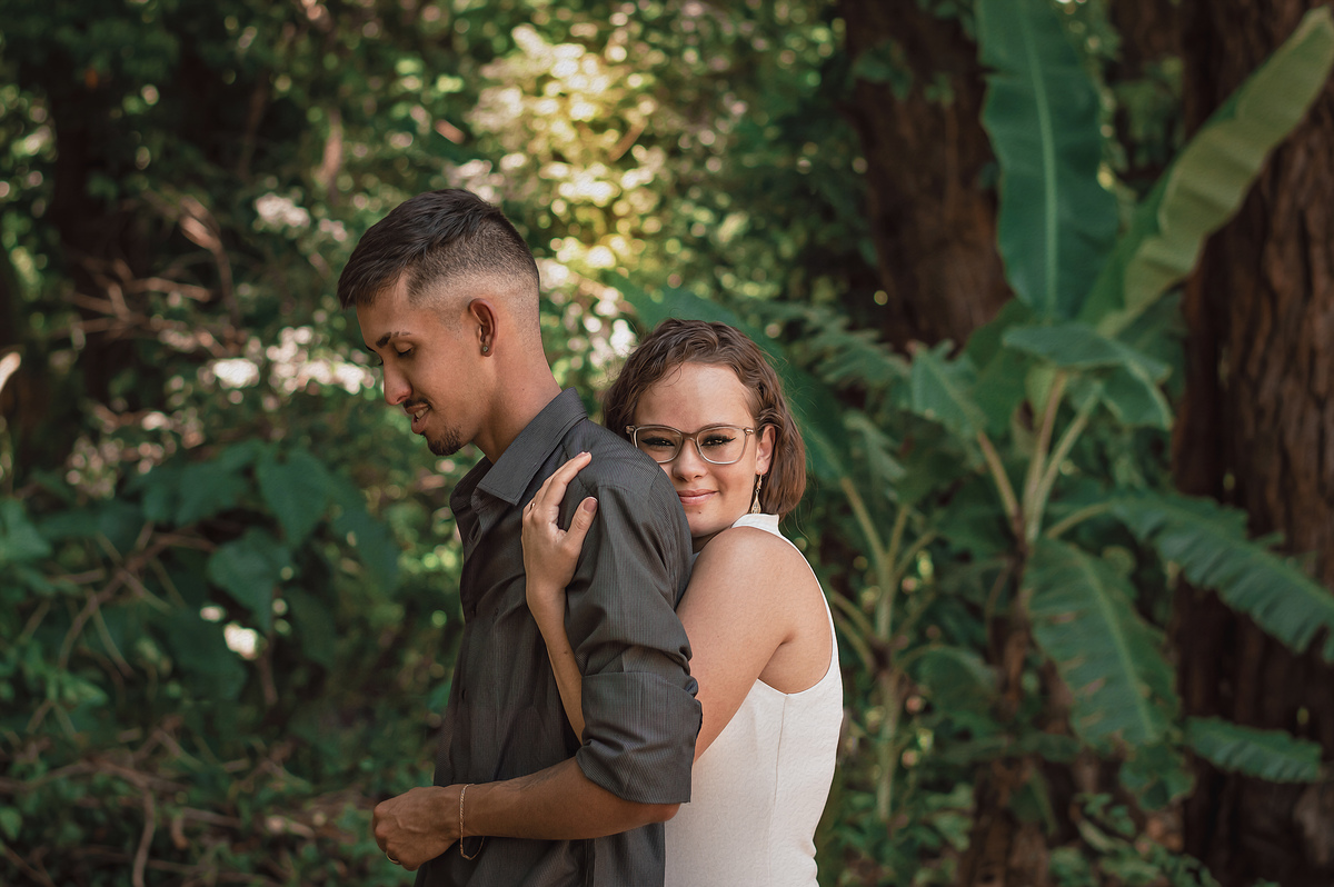 fotografia-casal-mulher-abraçando-homem