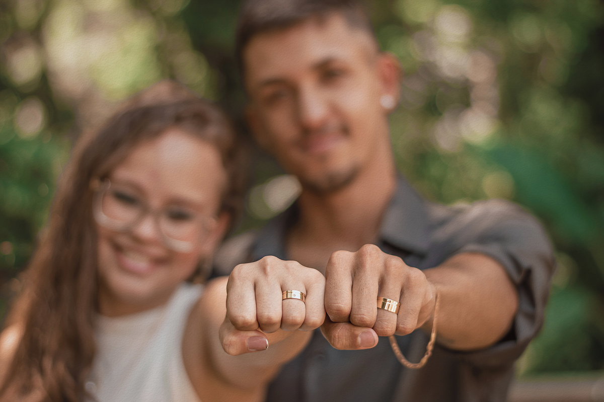 fotografia-casal-mostrando-as-alianças-de-casados