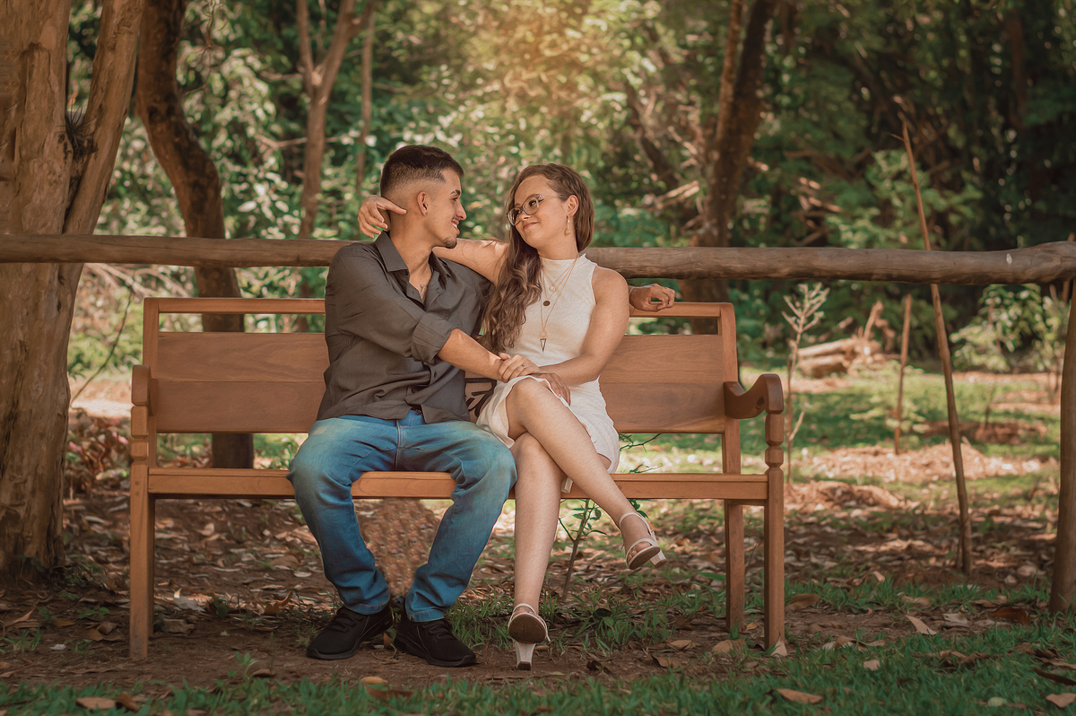 fotografia-casal-sentado-no-banco-da-praça