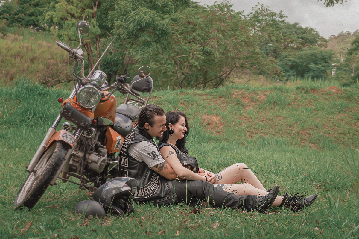 fotografia-casal-sentado-encostado-na-moto