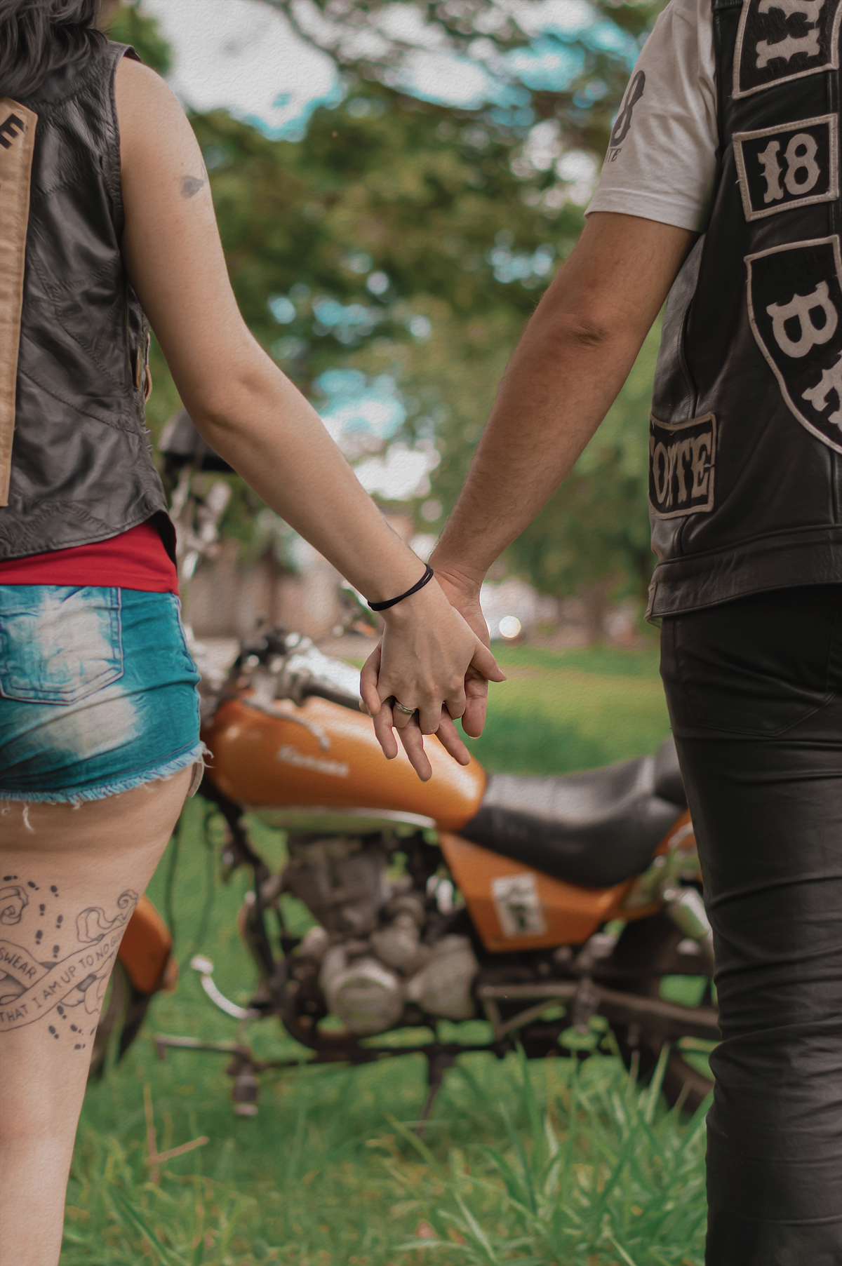 fotografia-casal-mão-dadas-moto-de-fundo
