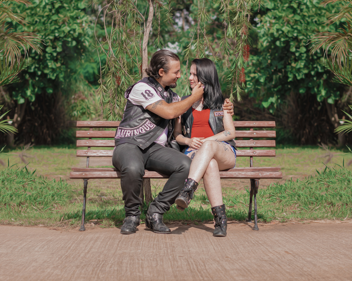 fotografia-casal-na-praça-sentados