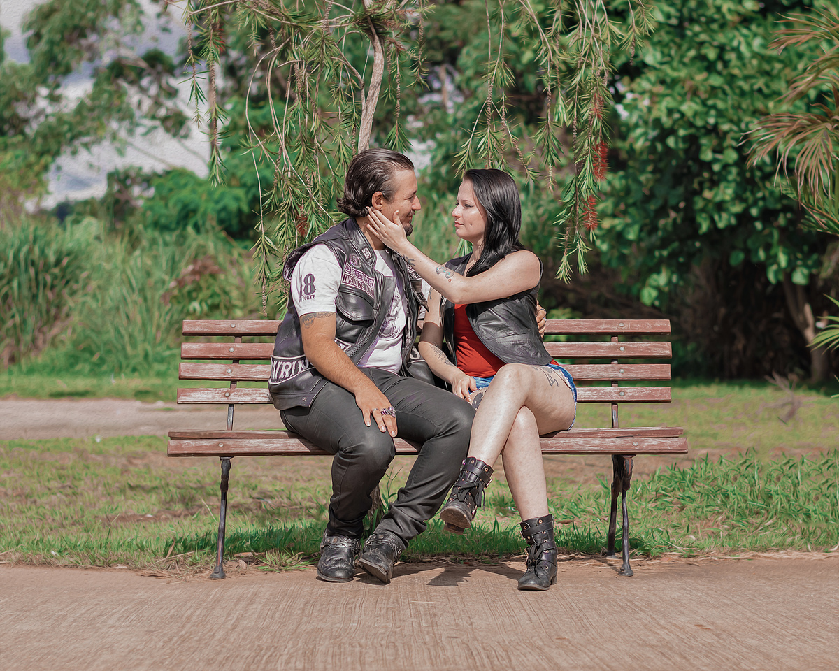 fotografia-casal-sentadis-na-praça-carinho-no-rosto
