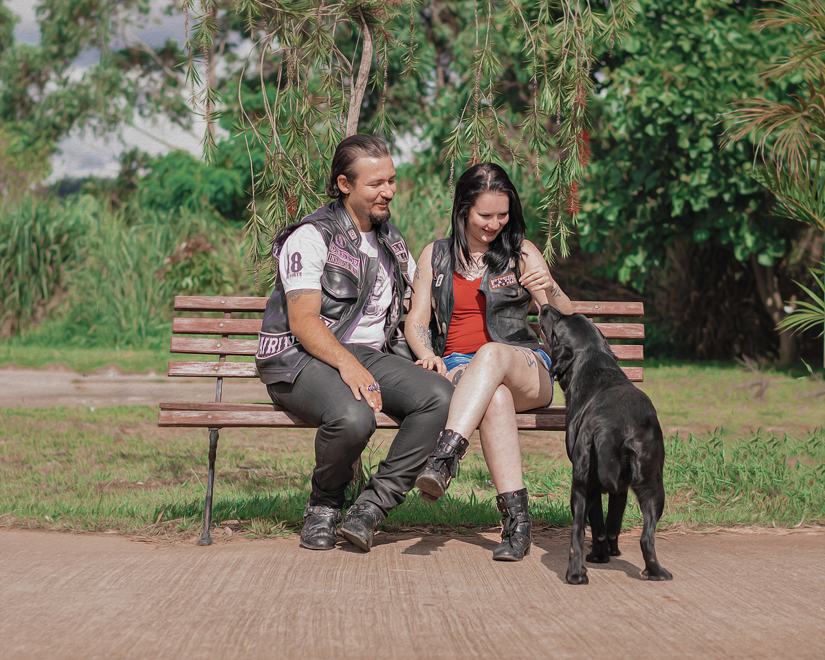 fotografia-casal-na-praça-fazendo-carinho-no-cachorro
