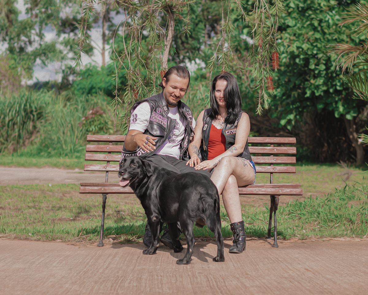 fotografia-casal-na-praça-olhando-para-um-cachorro