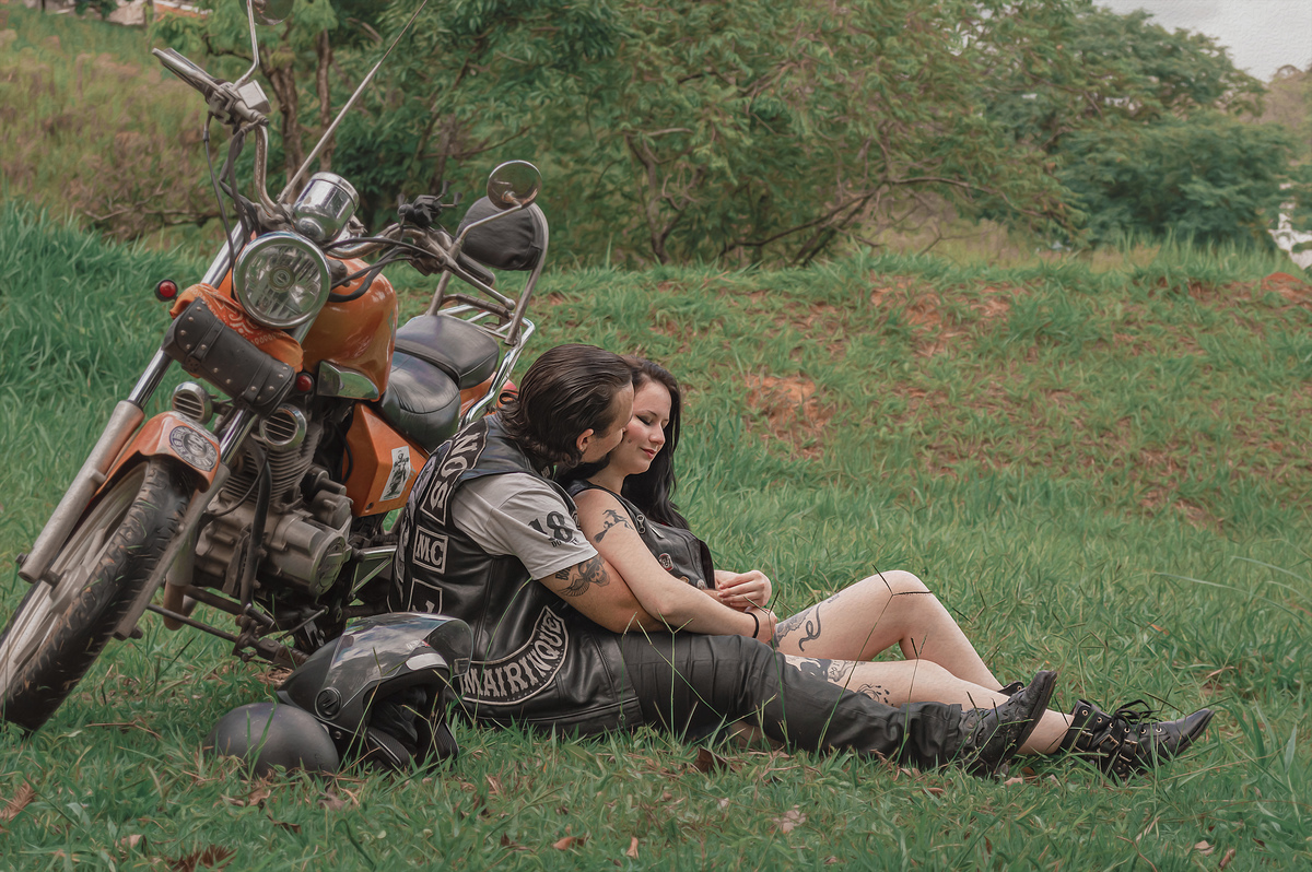 fotografia-casal-sentado-moto