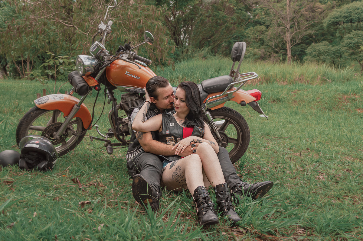 fotografia-casal-abraçado-encostado-na-moto