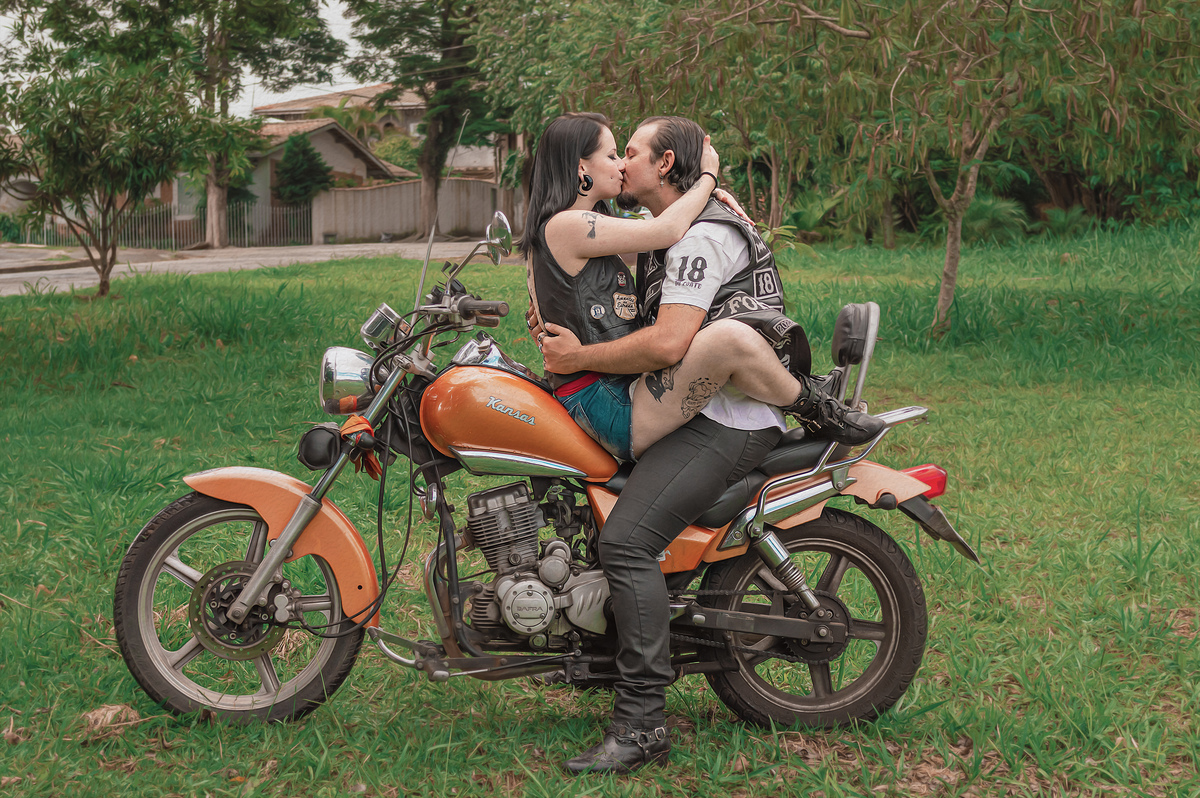 fotografia-casal-se-beijando-em-cima-da-moto