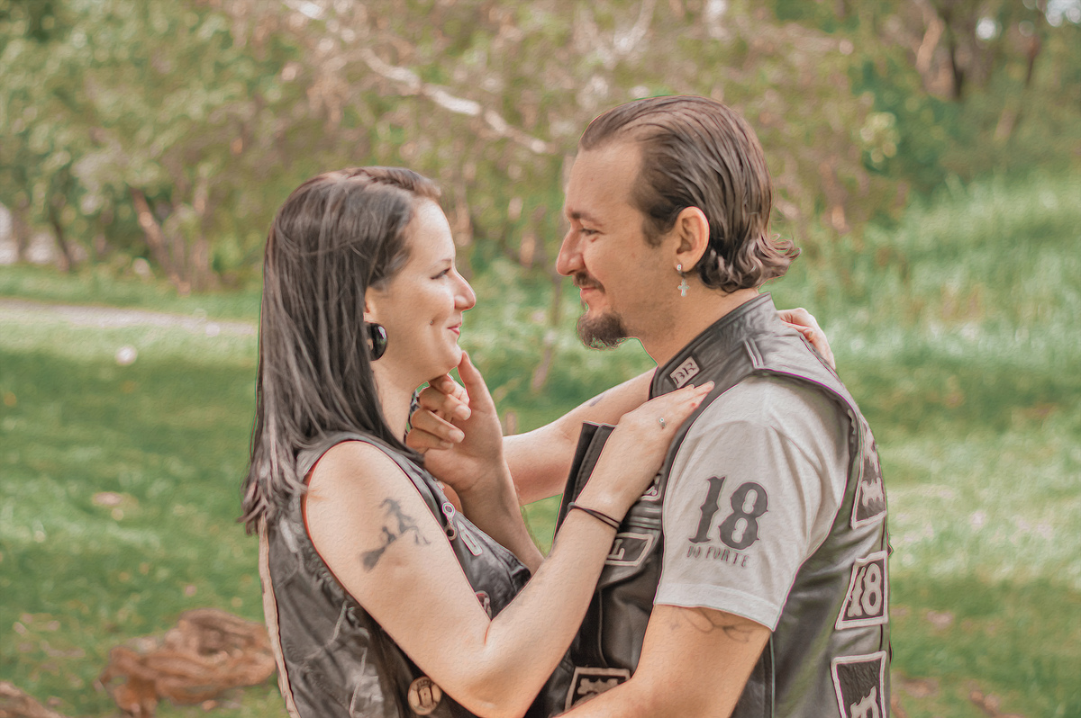 fotografia-casal-se-olhando-sorrindo