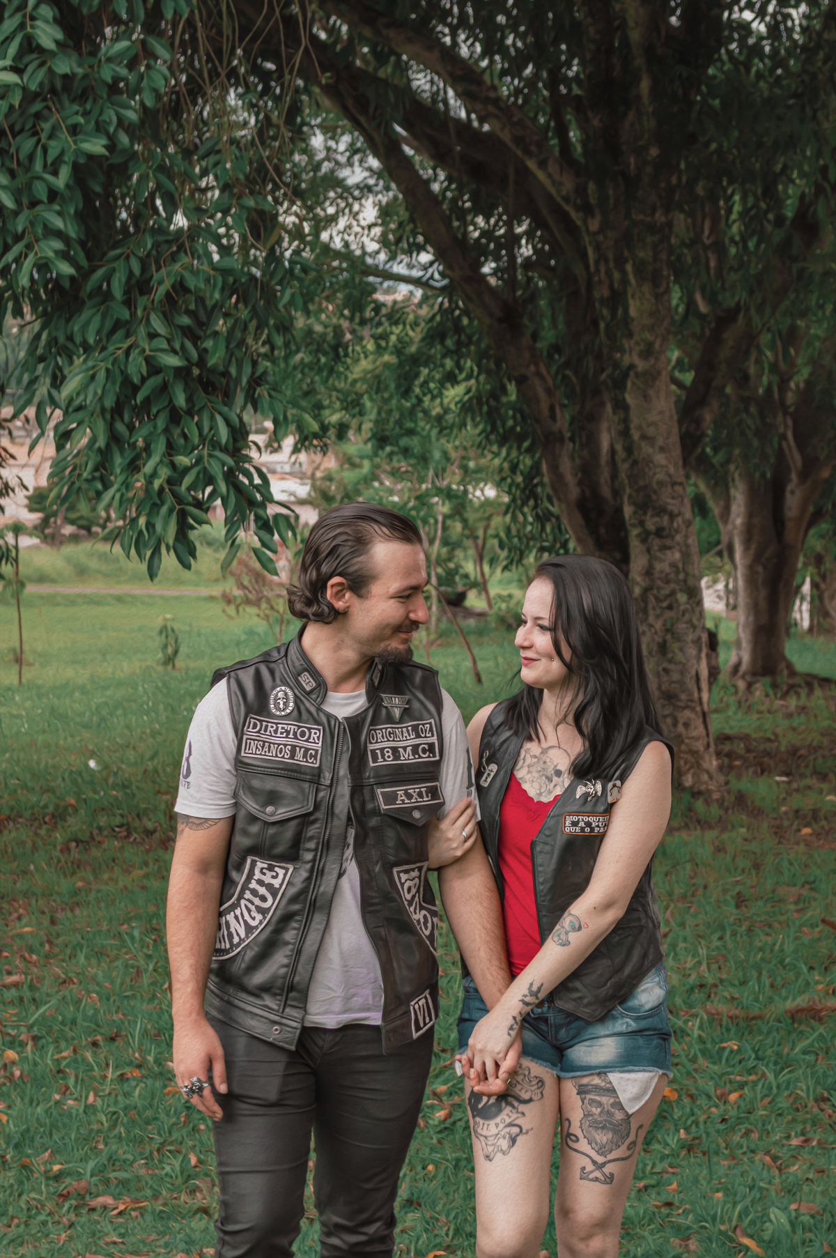 fotografia-casal-caminhando-mãos-dadas