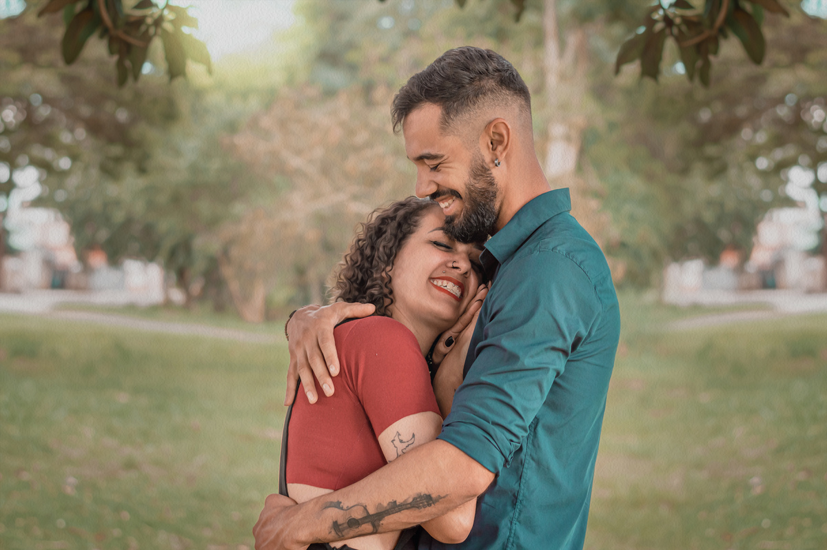 casal-se-abraçando-no-parque