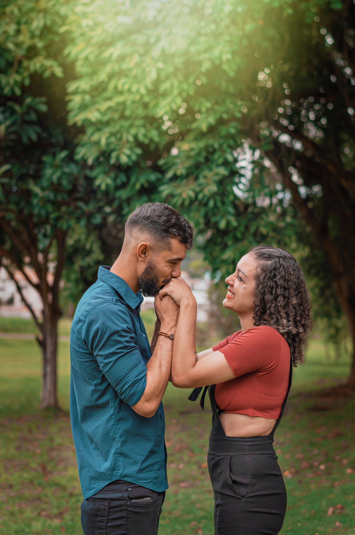 casal-beijando-mão-da-mulher