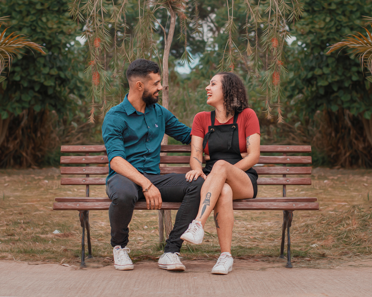 casal-sentado-no-banco