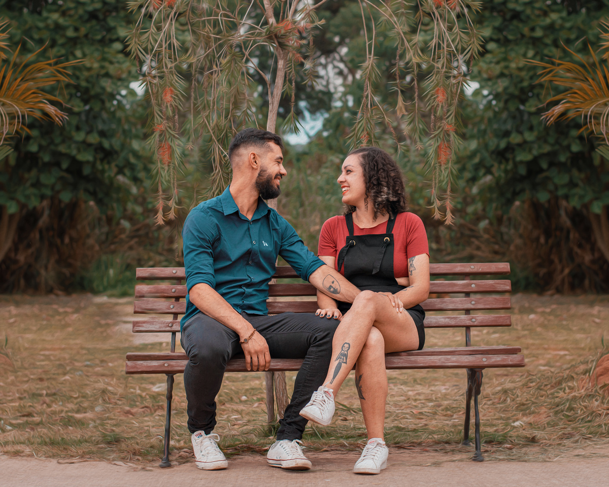casal-no-banco-da-praça-conversando