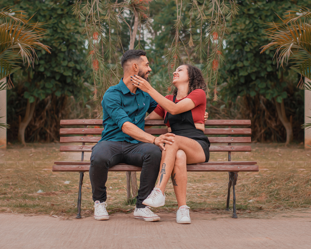 casal-sentado-no-banco-da-praça-rindo