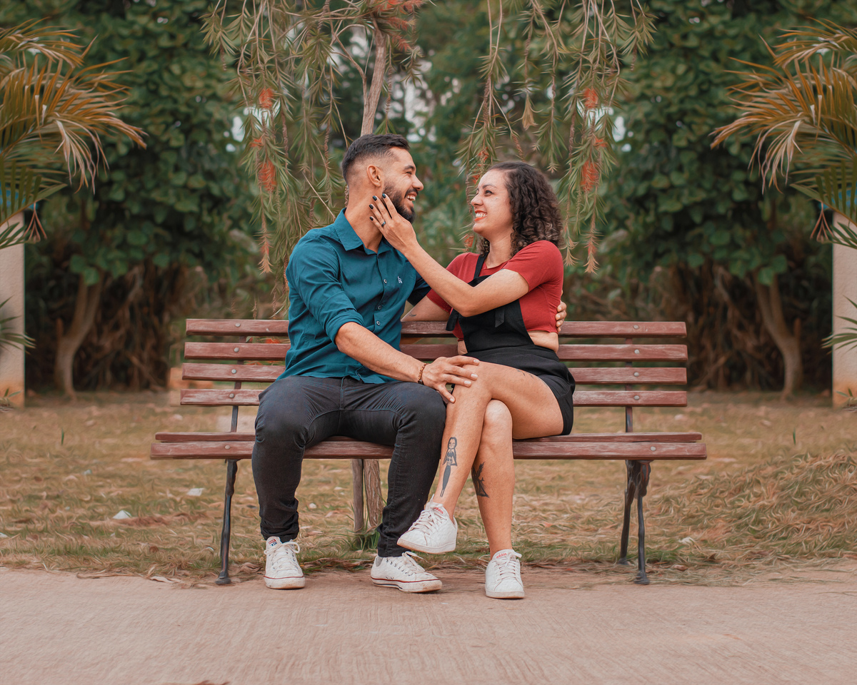 casal-sentado-rindo