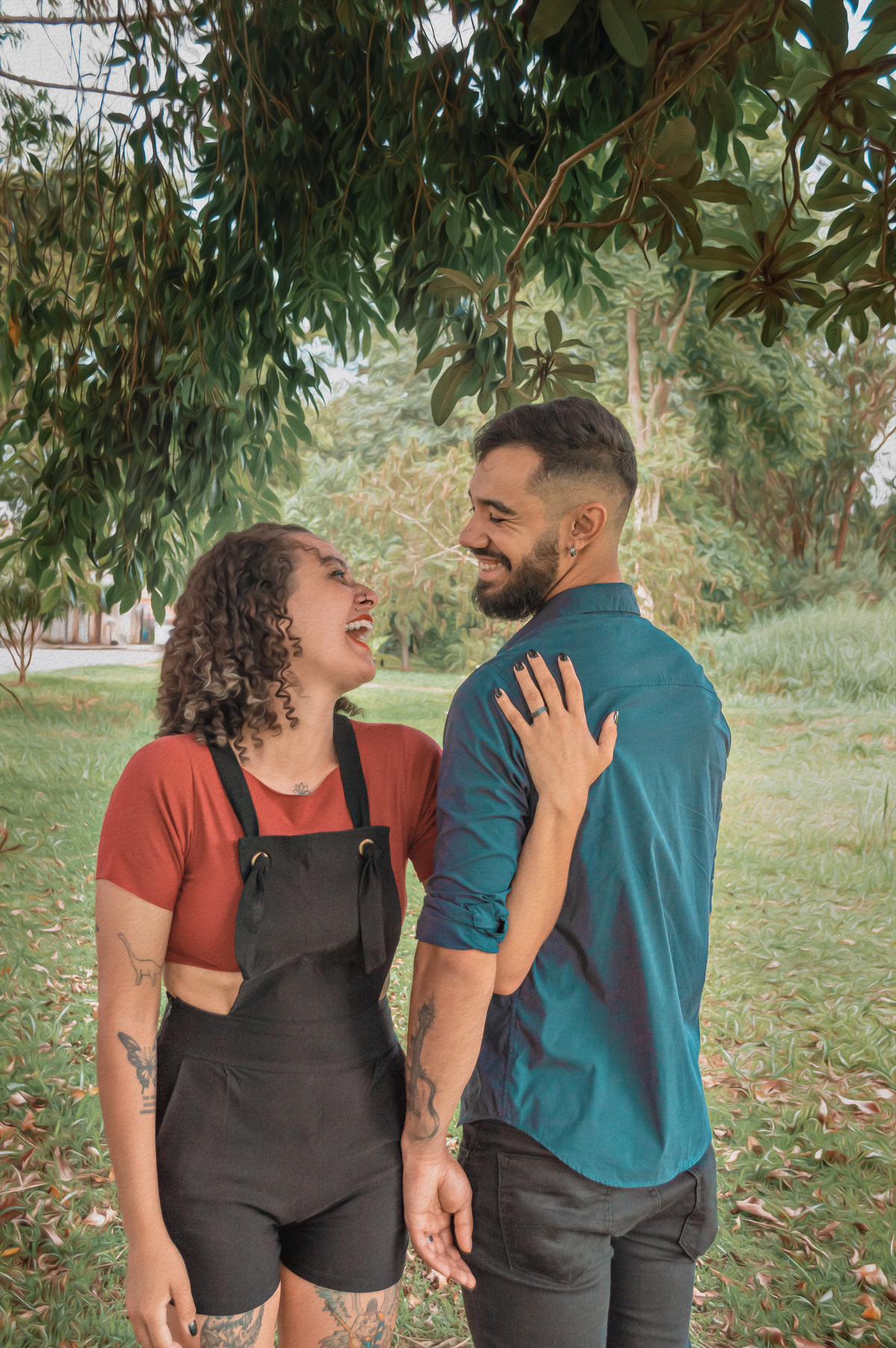casal-se-olhando-sorrindo