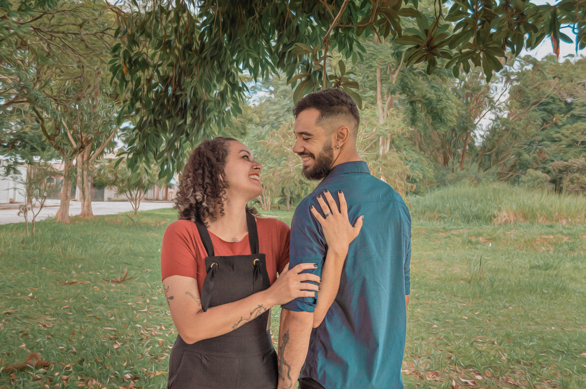 casal-abraçado-se-olhando