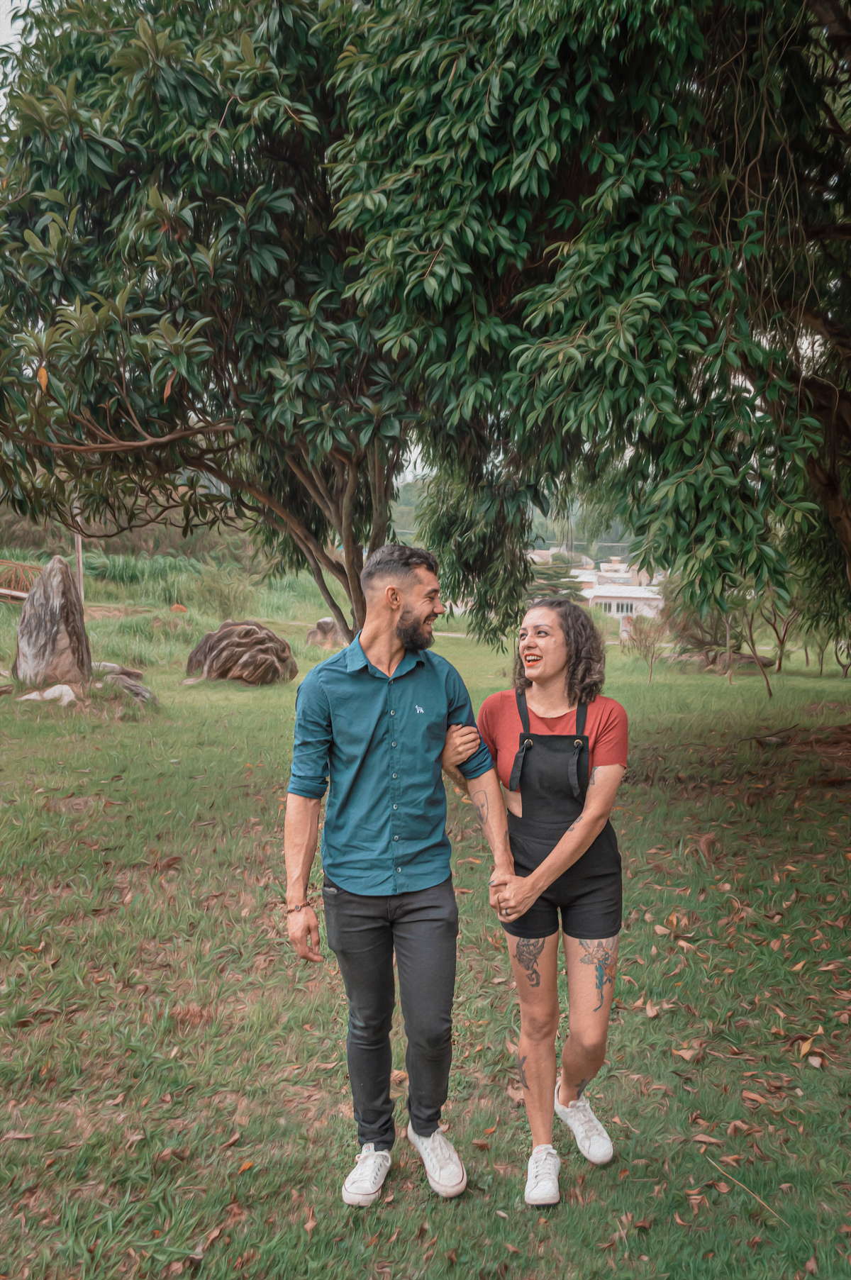 casal-caminhando-se-olhando