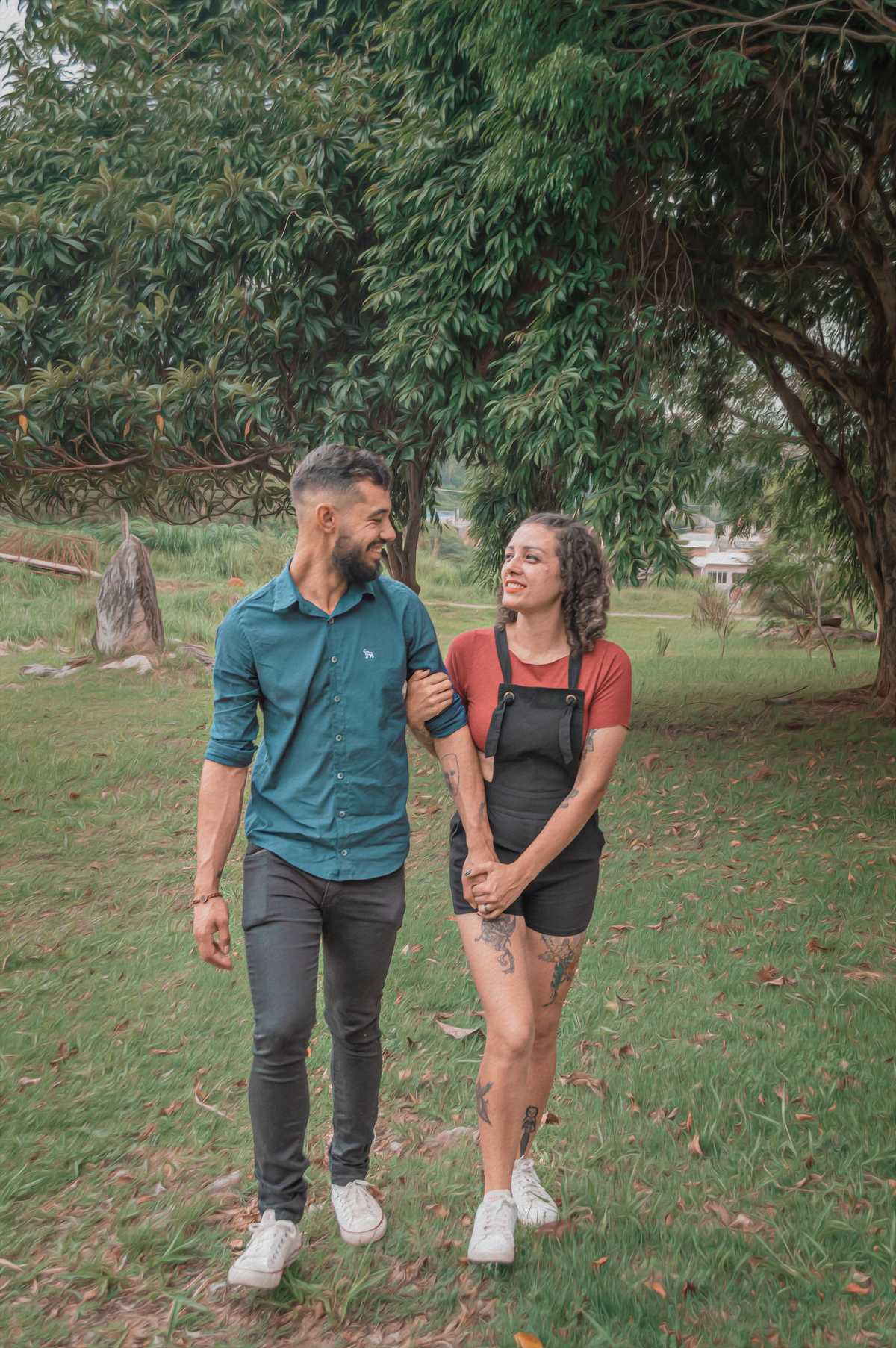 casal-se-olhando-caminhando