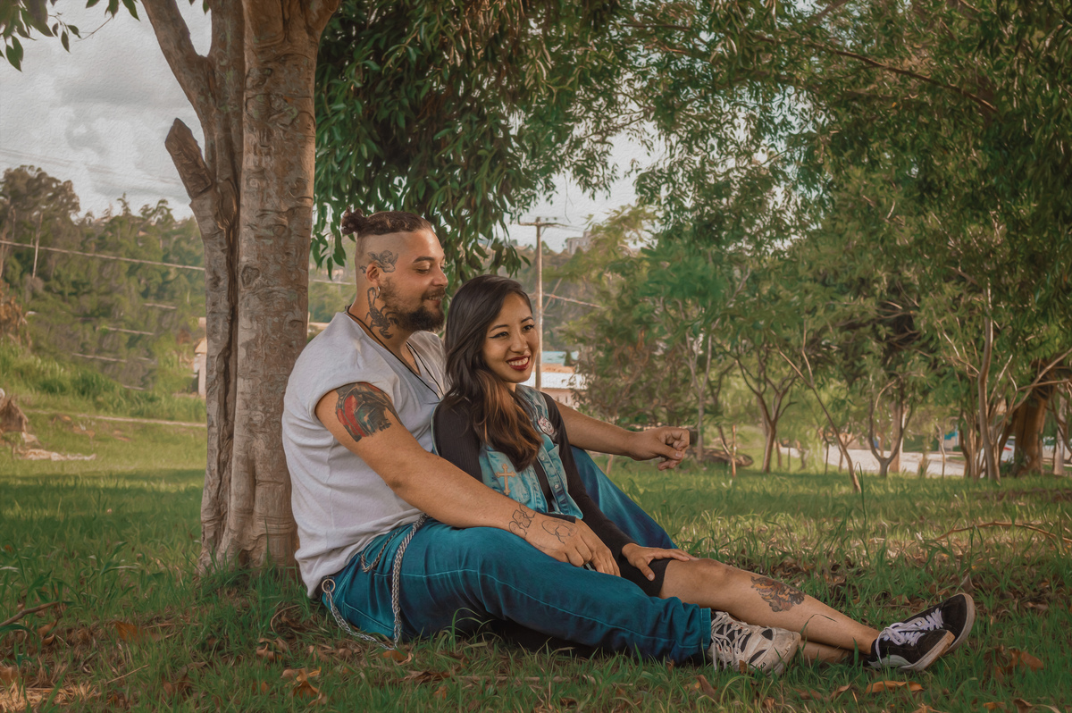 fotografia-casal-sentado-em-meio-a-natureza