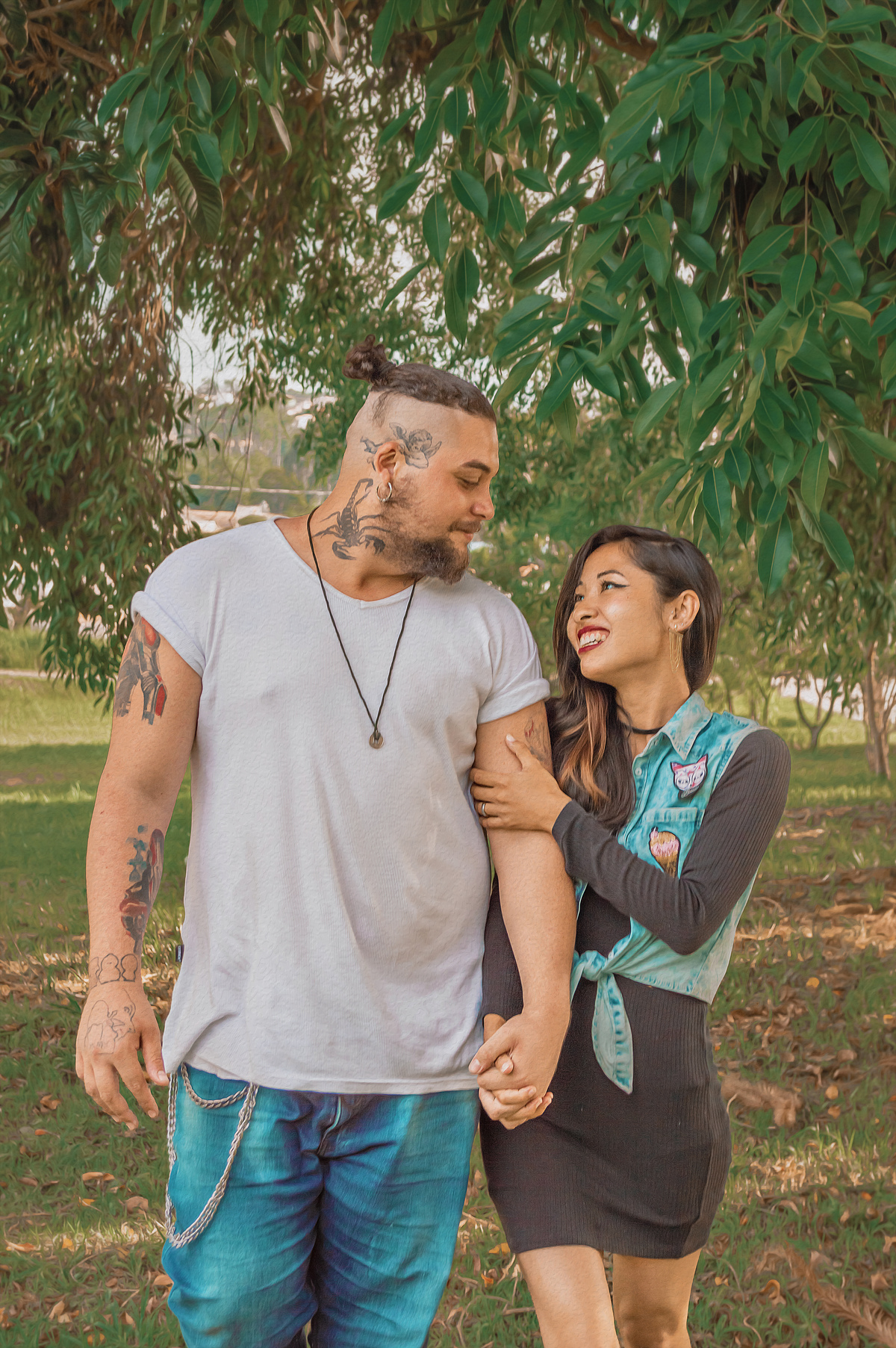 fotografia-casal-caminhando-na-natureza-sorrindo