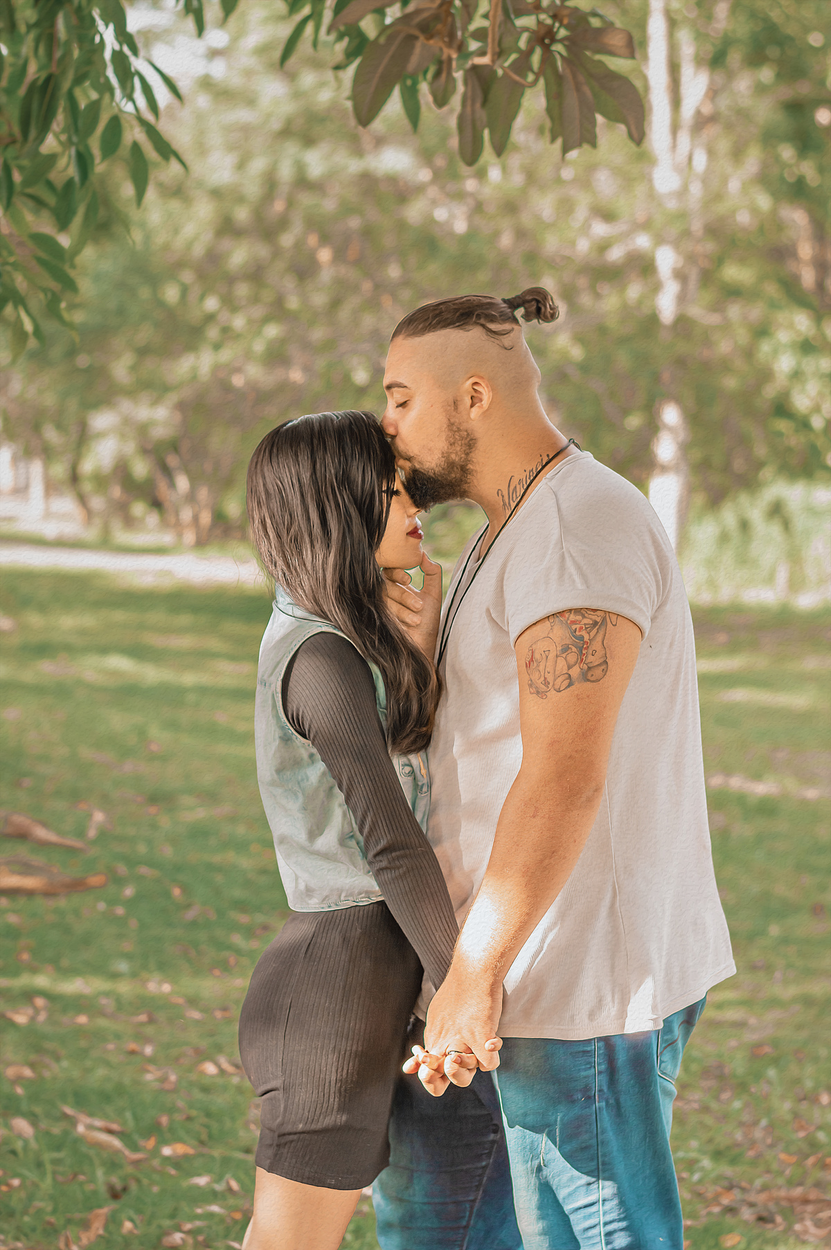 fotografia-casal-de-maos-dadas-beijo-na-testa