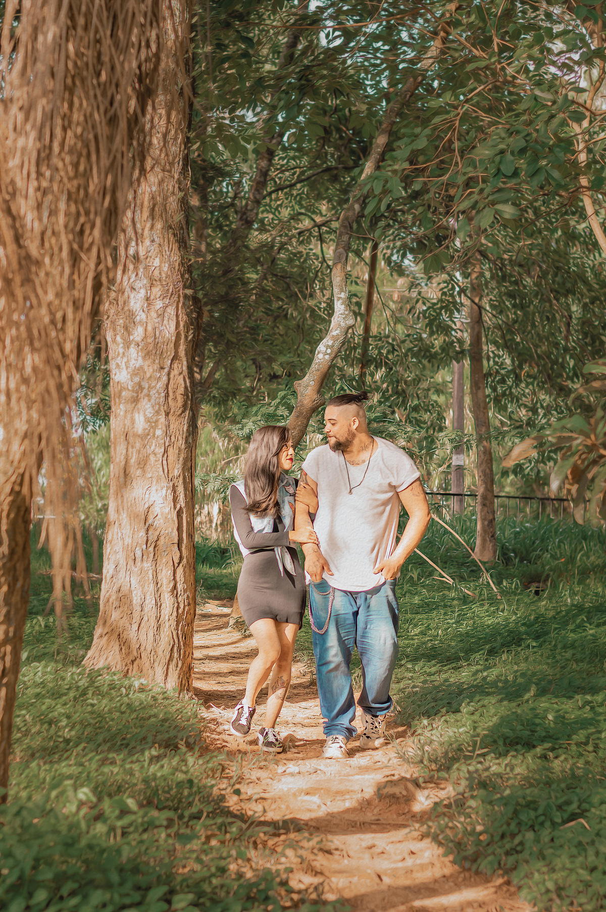 fotografia-casal-andando-na-natureza