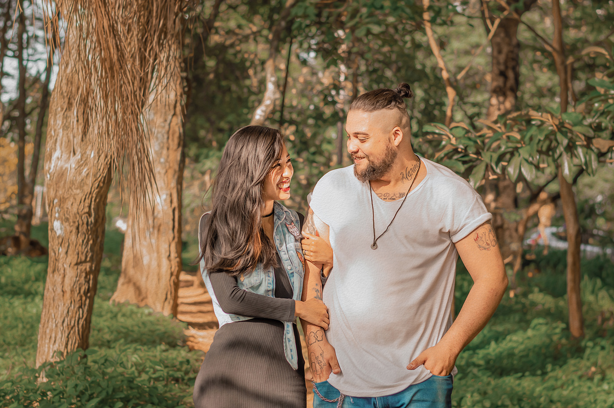 fotografia-casal-na-natureza-rindo