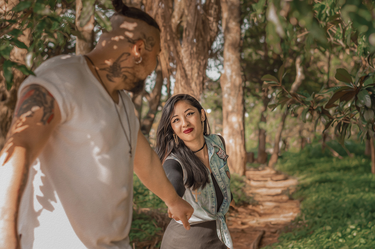 fotografia-casal-na-natureza-mulher-olhando-para-o-homen