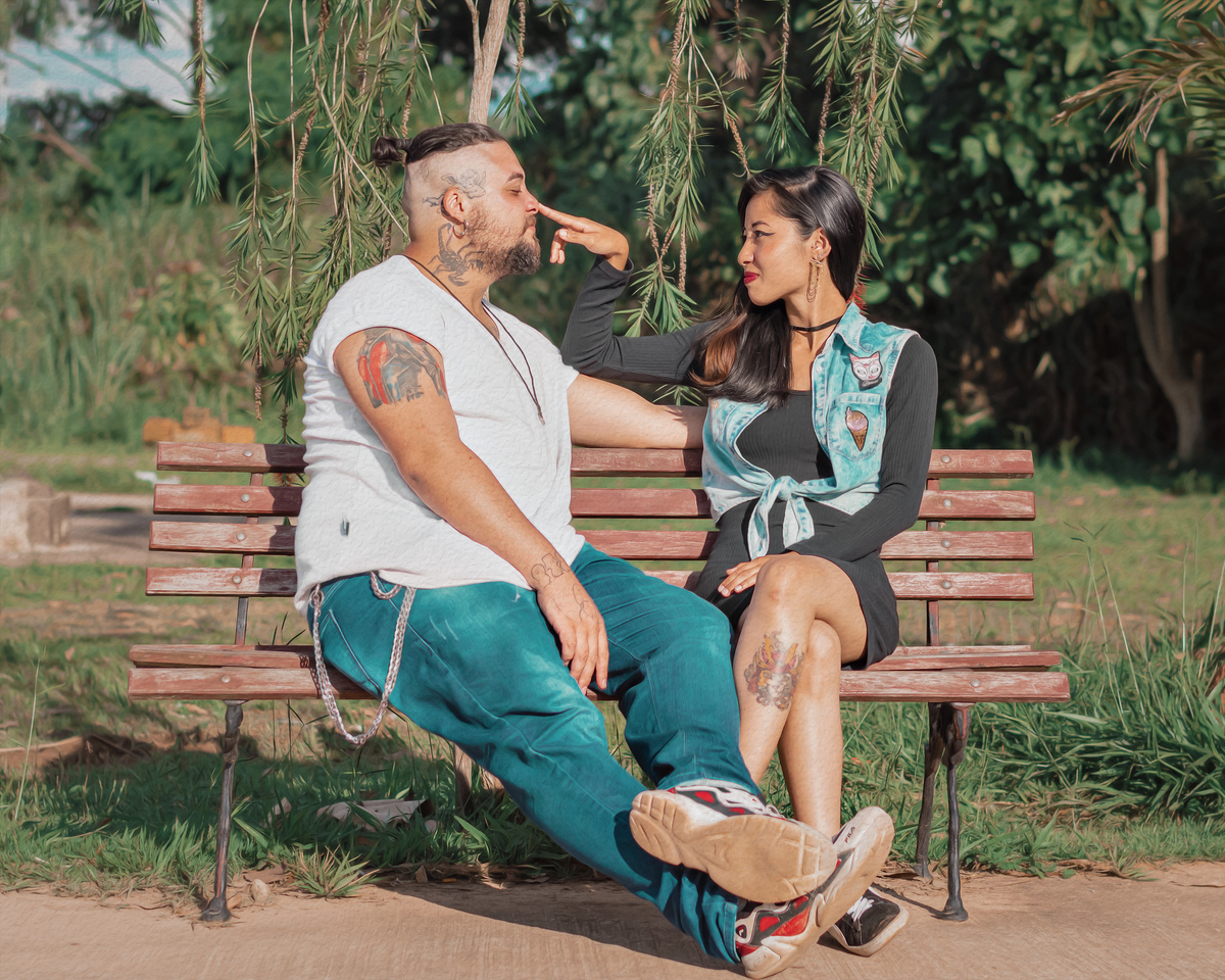 fotografia-casal-sentado-no-banco-da-praça