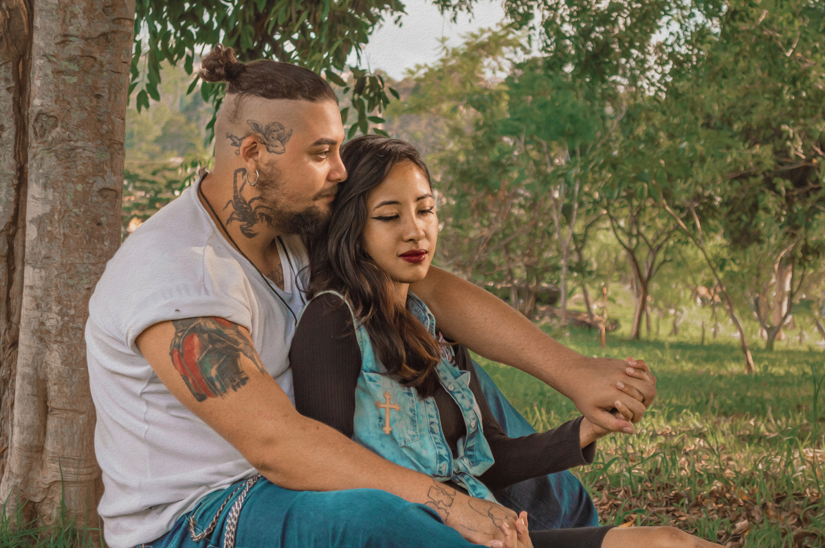 fotografia-casal-de-mãos-dadas-na-natureza