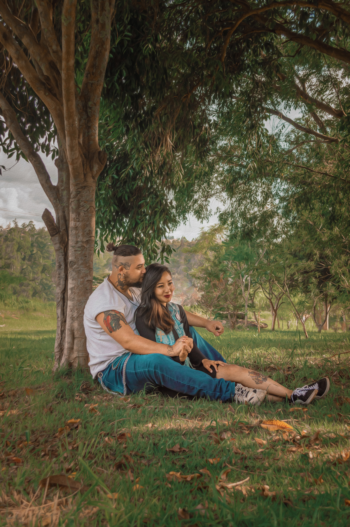 fotografia-casal-sentado-em-frente-de-uma-arvore