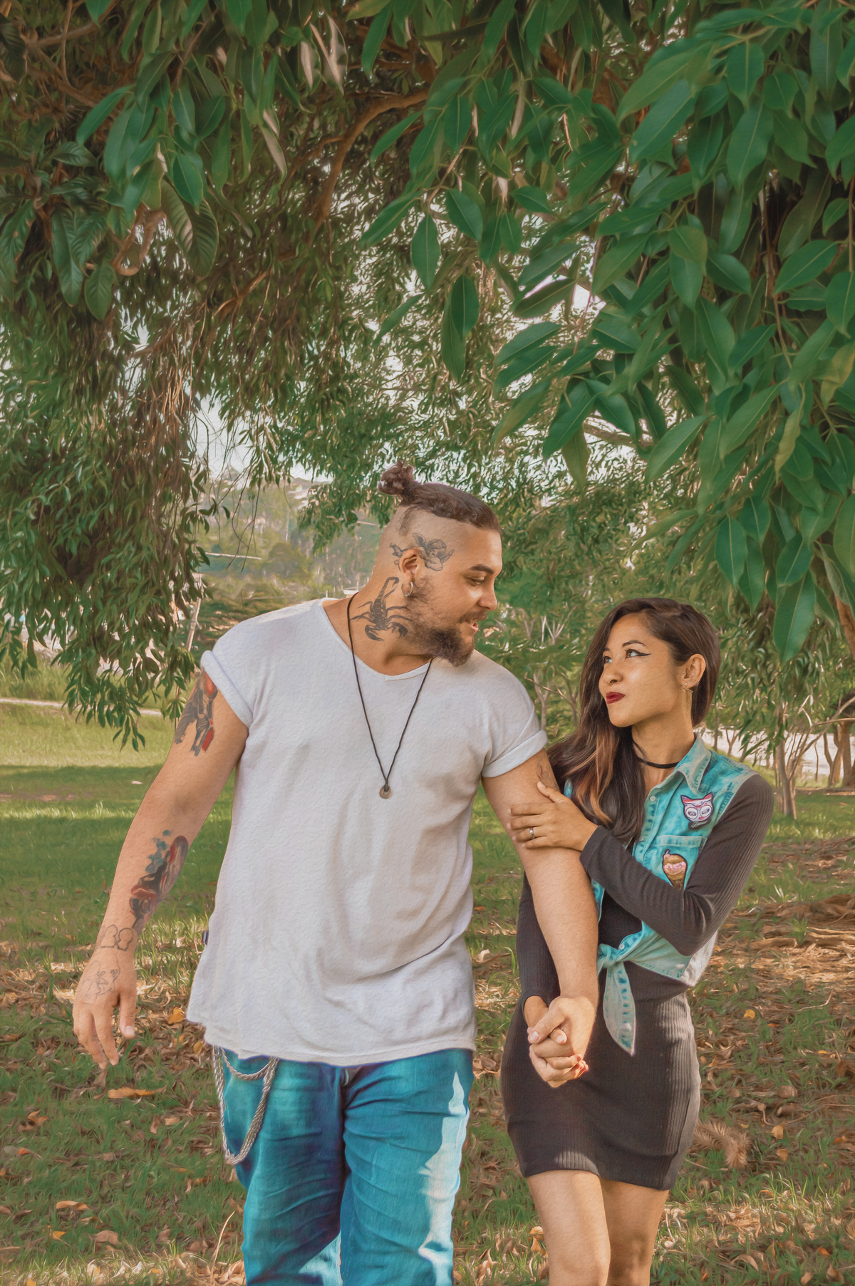 fotografia-casal-andando-na-natureza