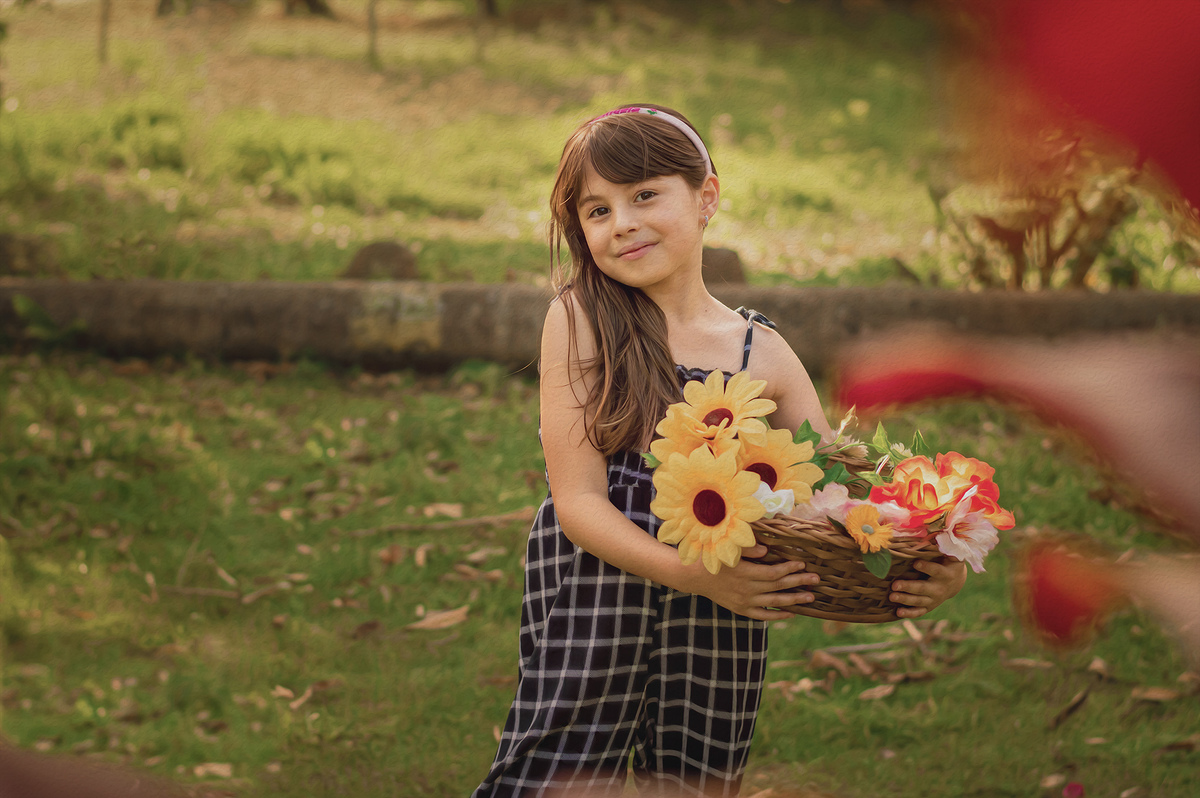 foto menina com flores