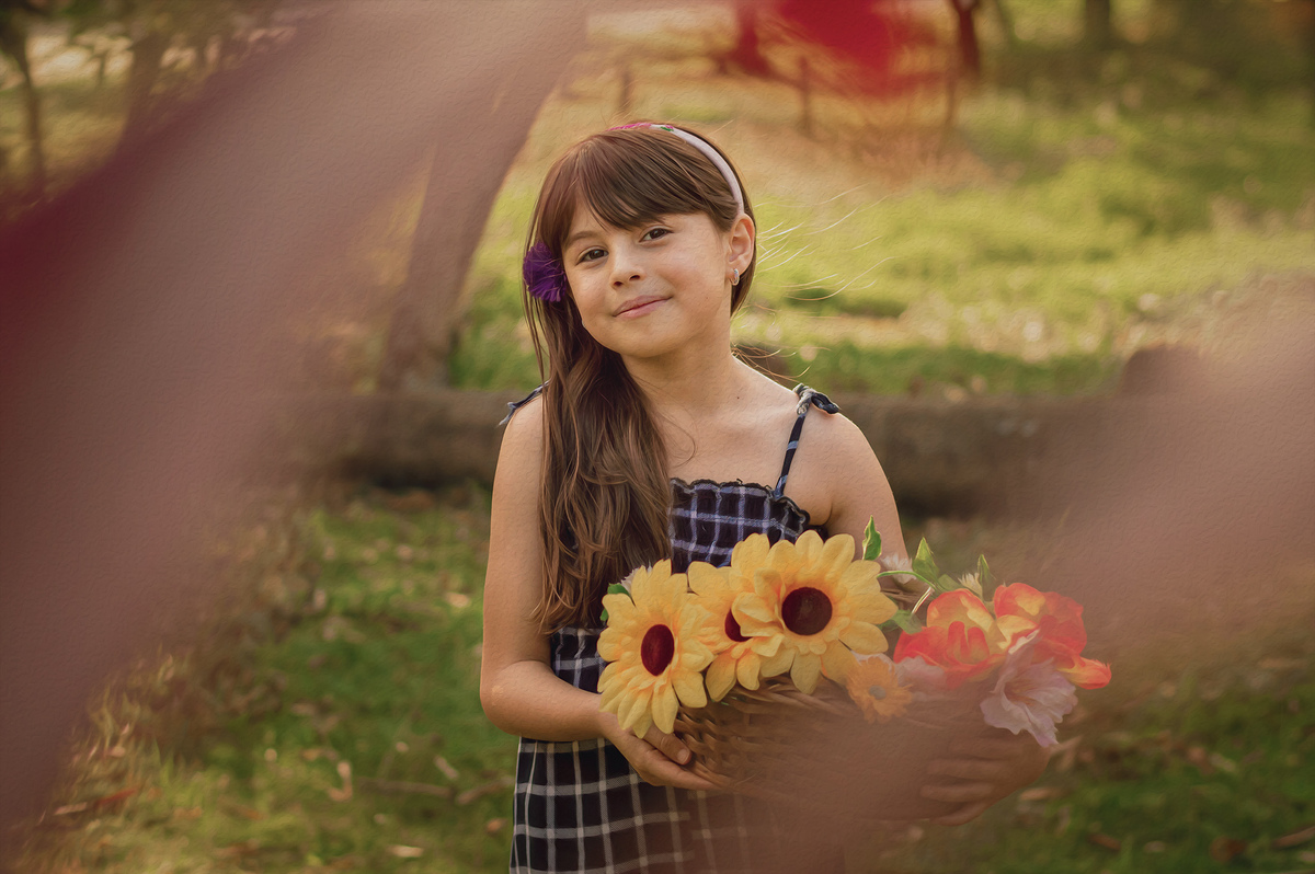 foto de menina segurando cesto de flores
