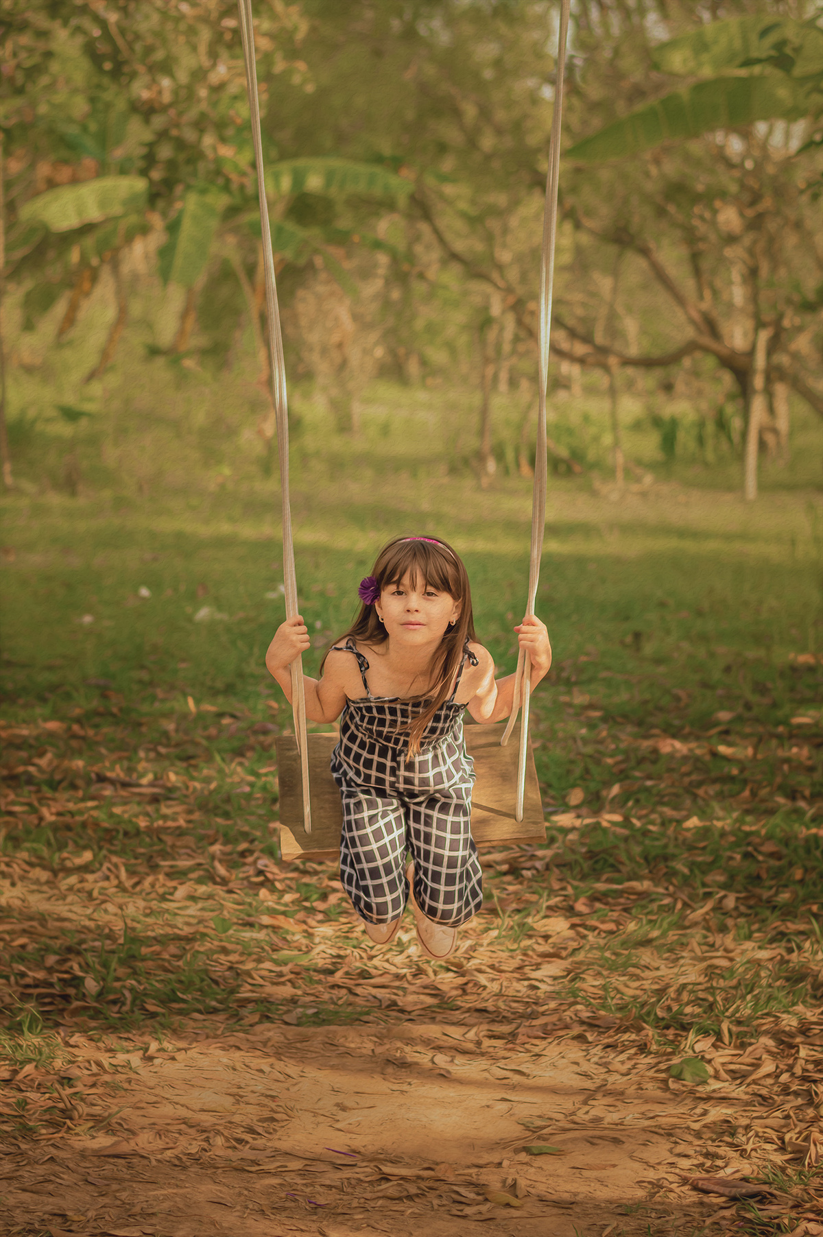 Foto de menina brincando no balanço