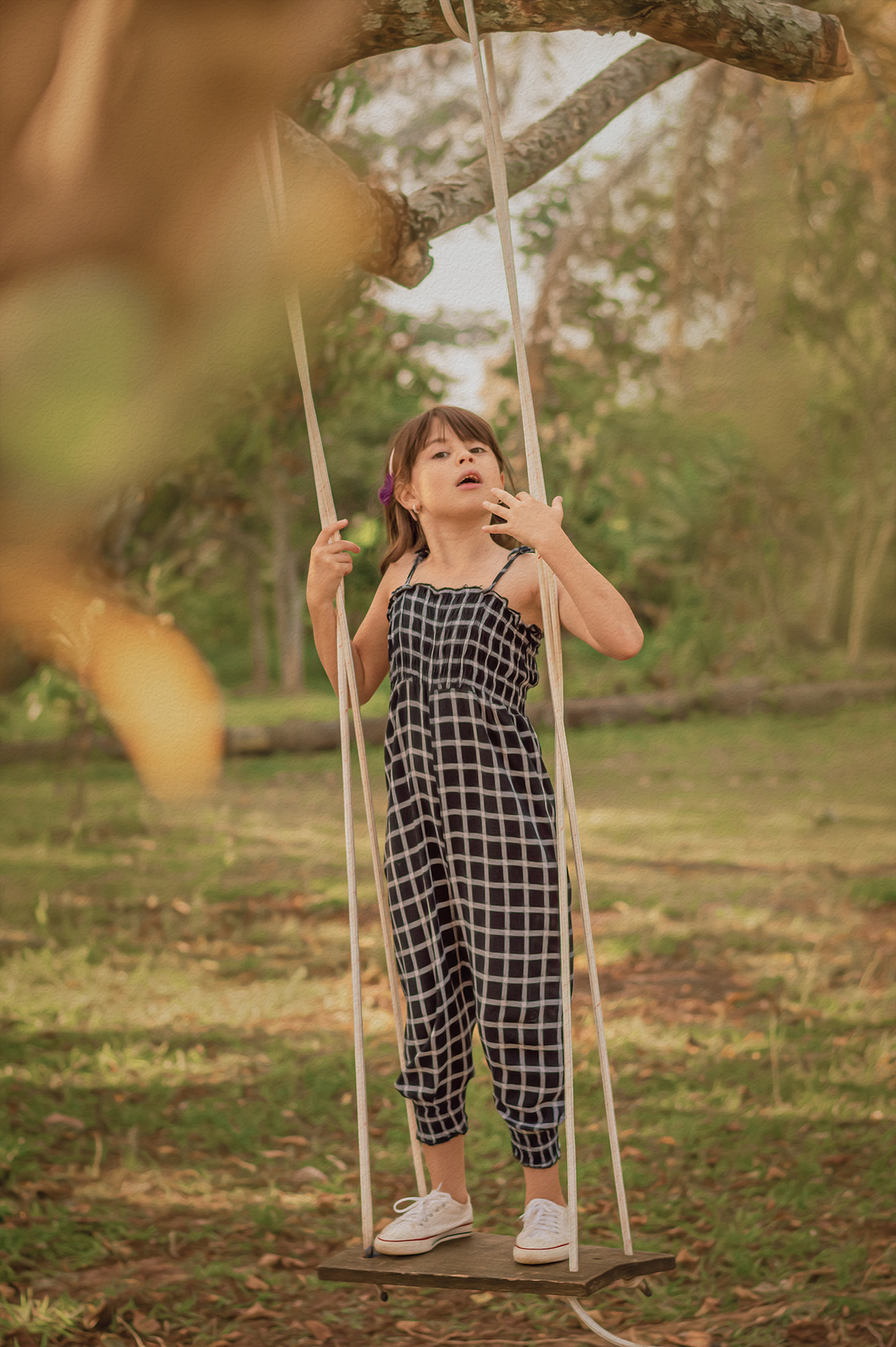 Ensaio de menina na natureza brincando no balanço