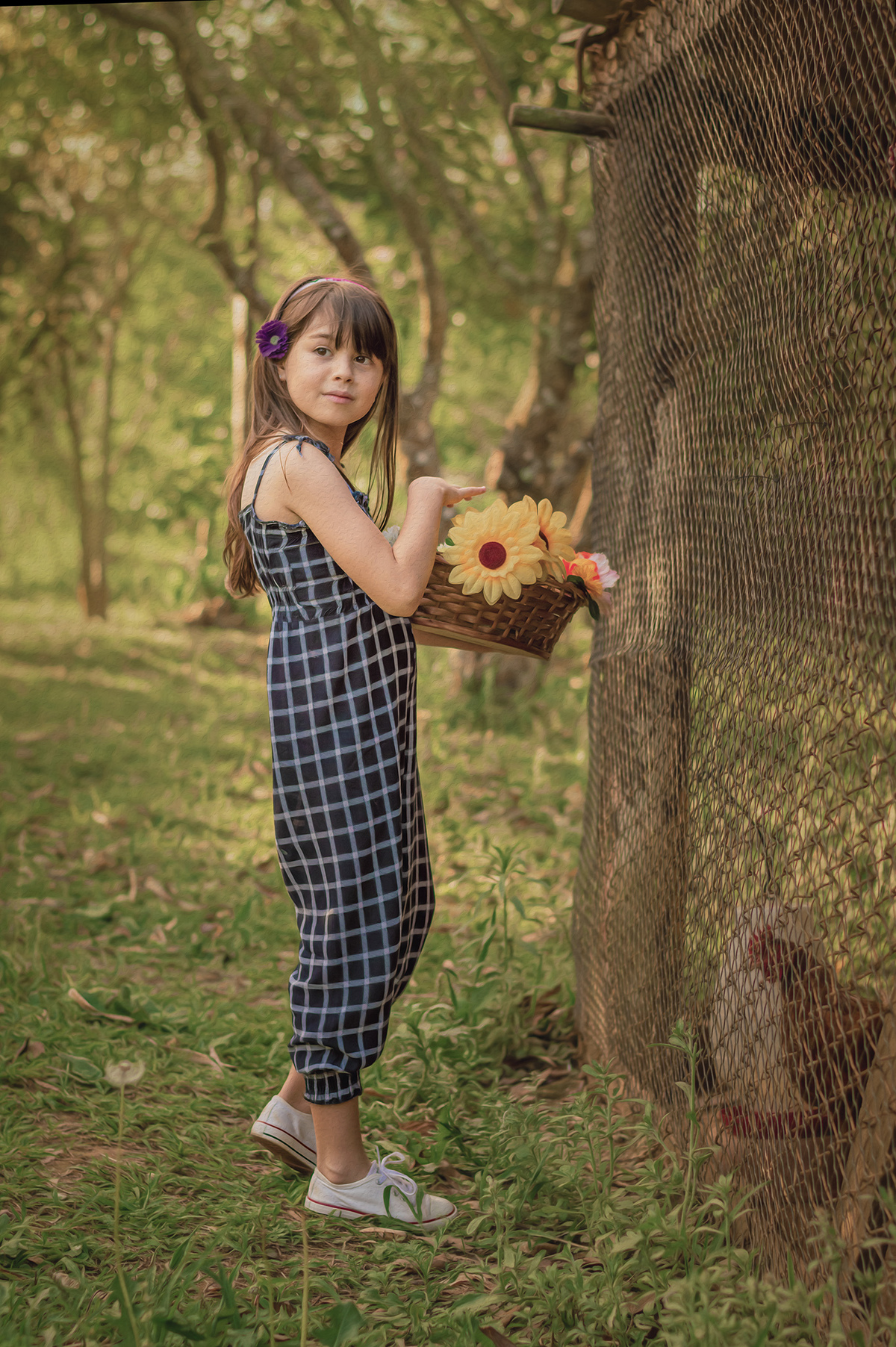 Foto de menina com cesto de flores com galinhas