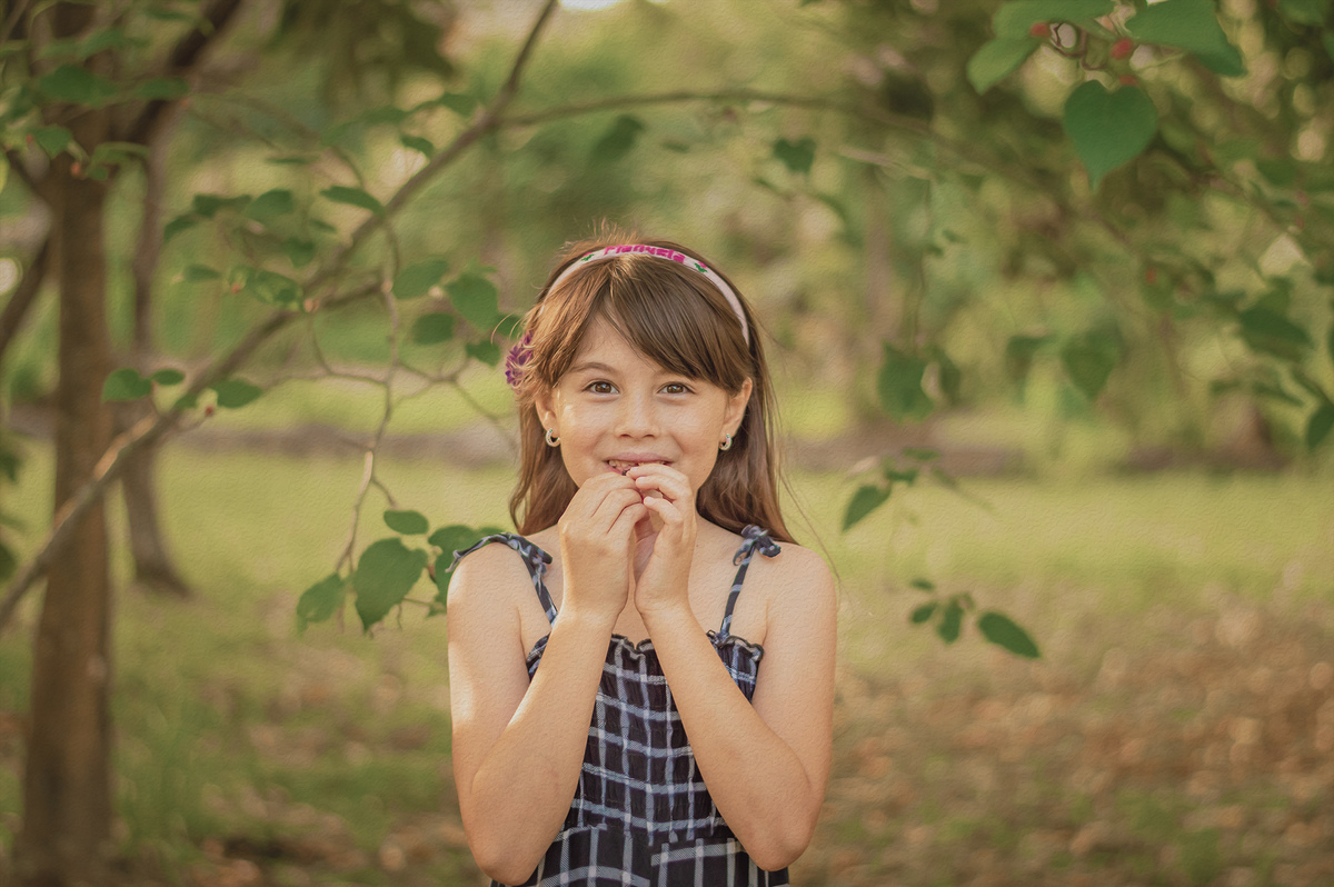 foto de menina comendo amora na natureza